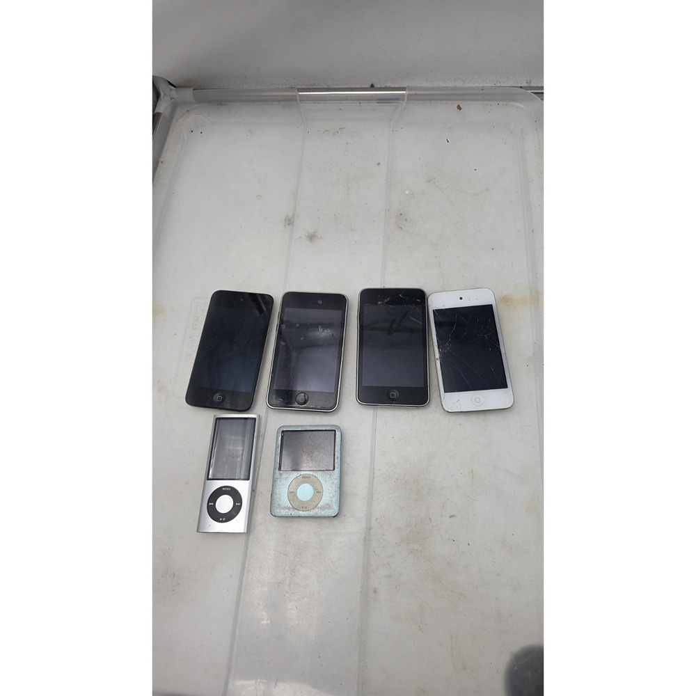 6 iPods, some turn on, some don't, as in the photo.